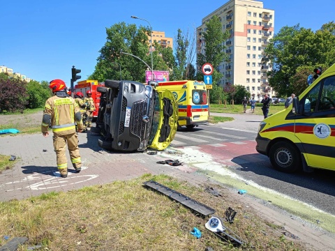 Wypadek auta osobowego z karetką na rondzie Fordońskim w Bydgoszczy. Trzy osoby ranne