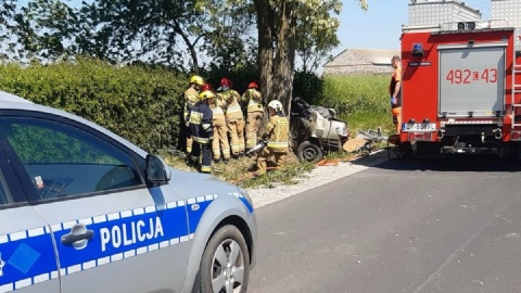 Tragiczny wypadek w Kcyni. Samochód uderzył w drzewo, jedna osoba nie żyje