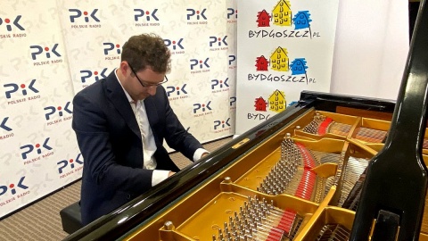 Michał Szymanowski w trakcie recitalu w studiu Polskiego Radia PiK. Fot. Magda Jasińska