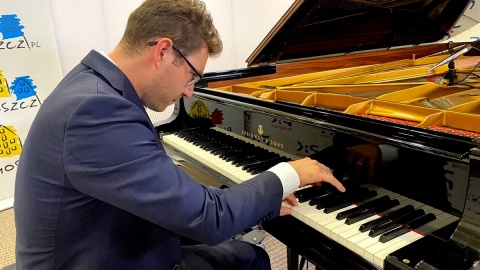 Michał Szymanowski w trakcie recitalu w studiu Polskiego Radia PiK. Fot. Magda Jasińska