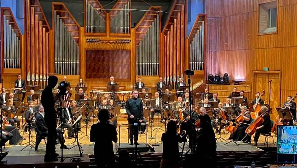 Krzysztof Herdzin w trakcie rejestracji programu telewizyjnego w Filharmonii Pomorskiej. Fot. Magda Jasińska
