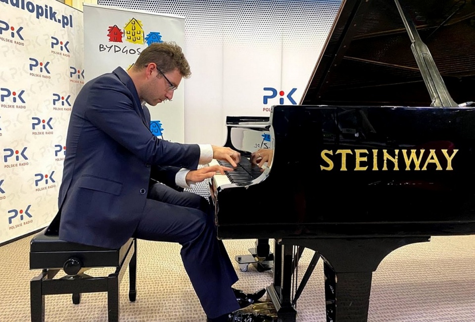 Michał Szymanowski w trakcie recitalu w studiu Polskiego Radia PiK. Fot. Magda Jasińska