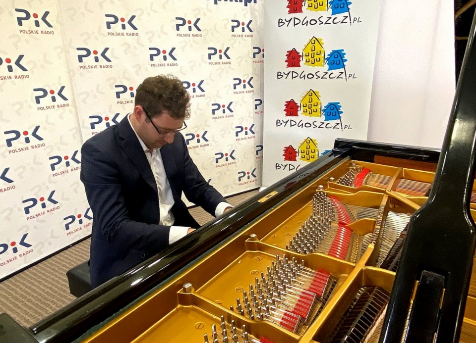 Michał Szymanowski w trakcie recitalu w studiu Polskiego Radia PiK. Fot. Magda Jasińska