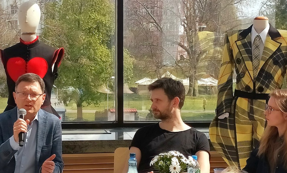 O premierze baletu mówią realizatorzy i dyrektor Maciej Figas. Fot. facebook.com/operanova.bydgoszcz