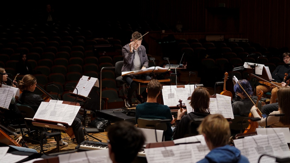 Adam Sztaba i „Orchestra4Young”. Fot. Filharmonia Pomorska