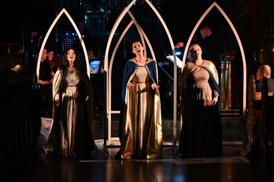 Kadr ze spektaklu-oratorium „Trzy Marie”. Fot. diecezja.bydgoszcz.pl