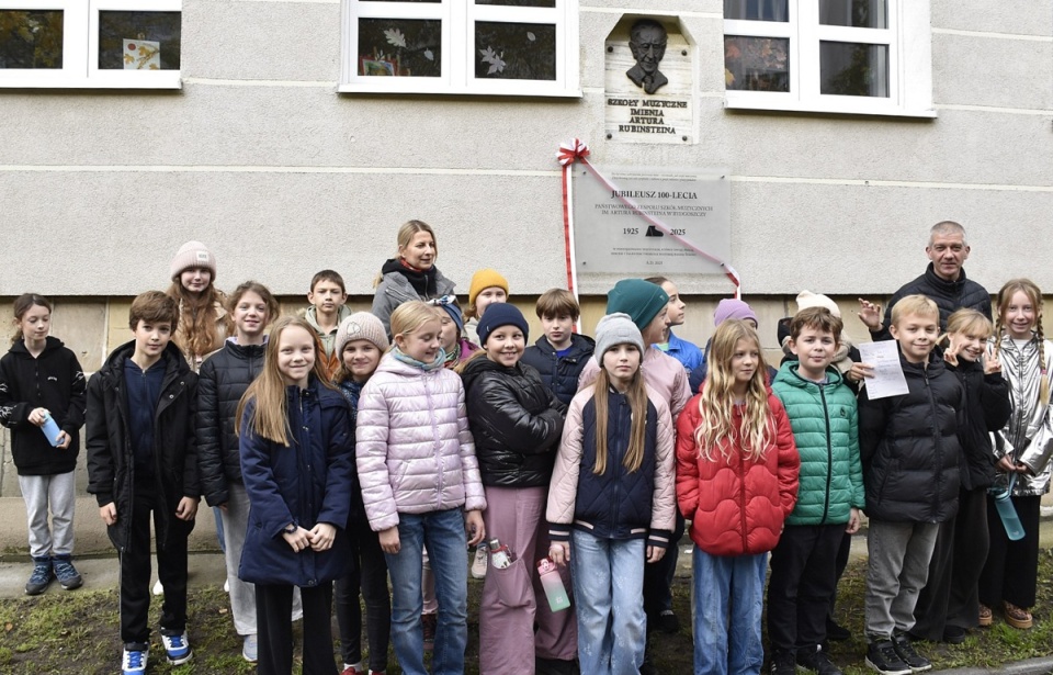 Odsłonięcie jubileuszowej tablicy z okazji stulecia Szkoły Muzycznej. Fot. Państwowy Zespół Szkół Muzycznych im. Artura Rubinsteina w Bydgoszczy, Facebook