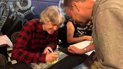 Autor audycji podczas podpisywania płyt przez członków grupy Voivod na Mystic Festival 2024/©Tomasz Kaźmierski