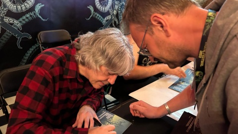Autor audycji podczas podpisywania płyt przez członków grupy Voivod na Mystic Festival 2024/©Tomasz Kaźmierski