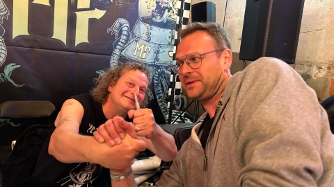 Autor audycji podczas podpisywania płyt przez członków grupy Voivod na Mystic Festival 2024/©Tomasz Kaźmierski