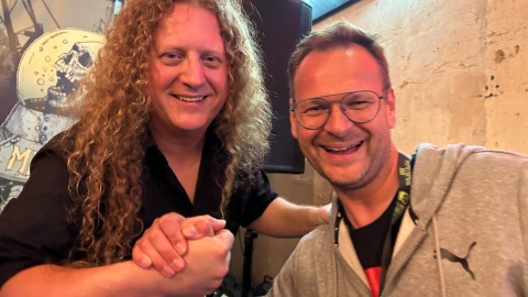 Autor audycji podczas podpisywania płyt przez członków grupy Voivod na Mystic Festival 2024/©Tomasz Kaźmierski