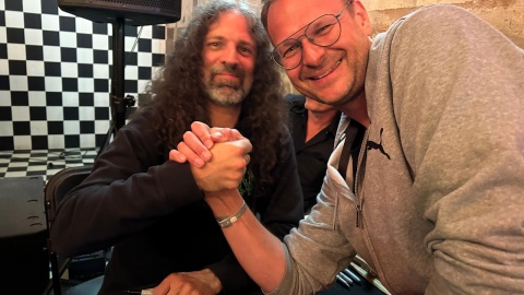 Autor audycji podczas podpisywania płyt przez członków grupy Voivod na Mystic Festival 2024/©Tomasz Kaźmierski