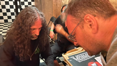 Autor audycji podczas podpisywania płyt przez członków grupy Voivod na Mystic Festival 2024/©Tomasz Kaźmierski