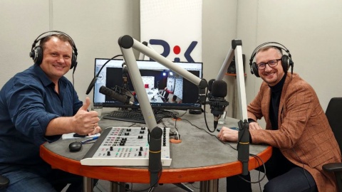 Michał Jakubaszek (z lewej) i Dariusz Kurzawa w toruńskim studiu Polskiego Radia PiK. Fot. Zdzisław Nawrat