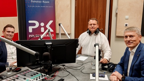Goście „Radiokonferencji” w studiu toruńskim. Od lewej: Paweł Gulczyński- Konfederacja, Michał Jakubaszek - Prawo i Sprawiedliwość i Marcin Skonieczka - Centrum. Fot. Zdzisław Nawrat/PR PiK