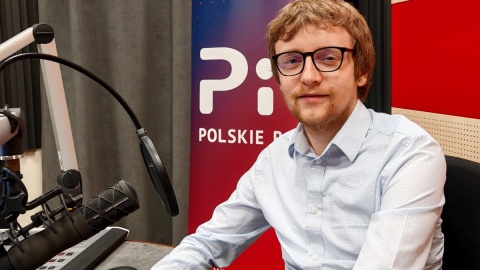 W toruńskim studiu Polskiego Radia PiK pojawił się Tomasz Rumiński z Konfederacji. Fot. Zdzisław Nawrat/PR PiK