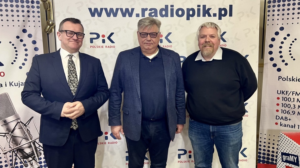 Gośćmi „Radiokonferencji” Michała Słobodziana (po prawej) w bydgoskim studiu byli Marcin Wroński i Kosma Złotowski (od lewej)/fot: Izabela Langner