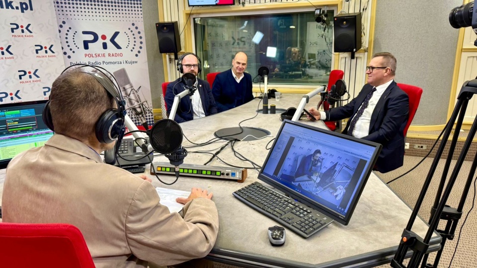 Goście „Radiokonferencji”: Jakub Mikołajczak (KO), Michał Krzemkowski (PiS) iMarcin Wroński (Konferederacja) w bydgoskim studiu Polskiego Radia PiK. Na ekranie monitora Piotr Kowal (Nowa Lewica) w studiu we Włocławku. Fot. Izabela Langner