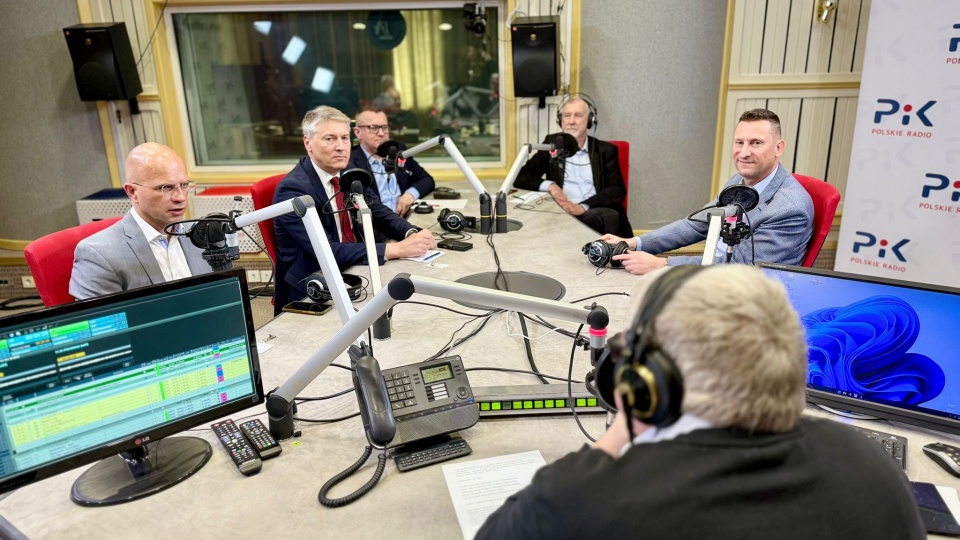 Od lewej: Jakub Mikołajczak (KO), Marcin Skonieczka (klub Centrum), Marcin Wroński (Konfederacja-Ruch Narodowy), Marek Gralik (PiS) i Marek Jopp (Nowa Lewica)/fot. Izabela Langner