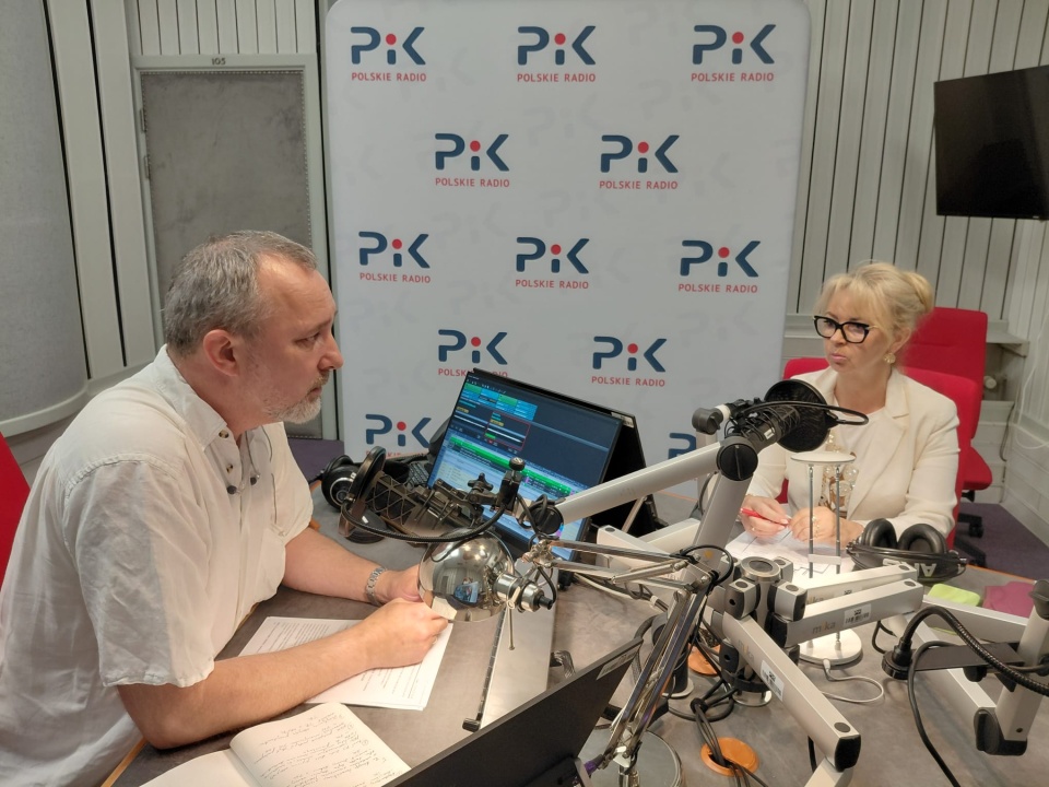 Prowadzący Maciej Wilkowski i Iwona Kozłowska (KO) w bydgoskim studiu Polskiego Radia PiK/fot. Magdalena Gill