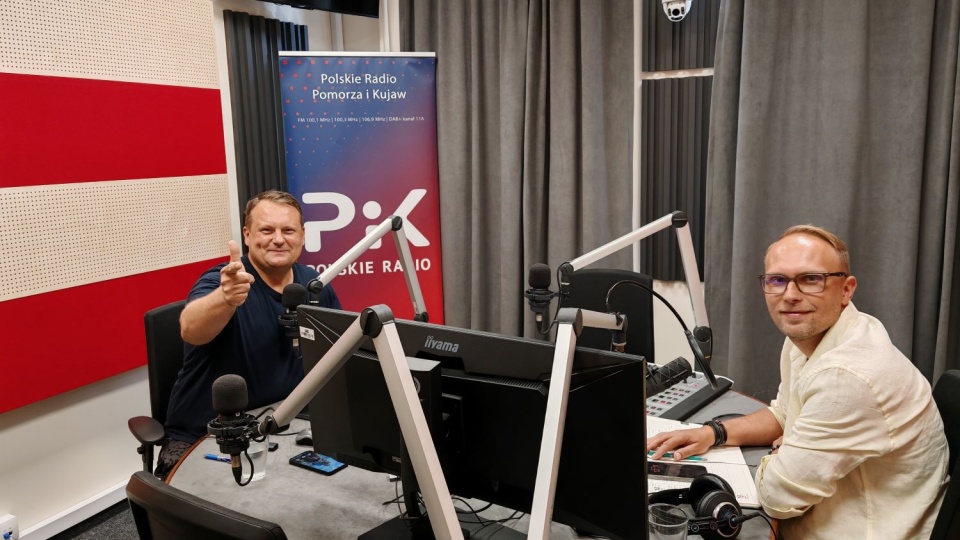 W toruńskim studiu PR PiK od lewej: Michał Jakubszek (PiS) i Piotr Lenkiewicz (KO)/fot. Zdzisław Nawrat