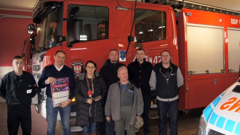 Uczestnicy audycji na tle samochodu ratowniczo-gaśniczego Scania, który jest dumą jednostki. Fot. Henryk Żyłkowski