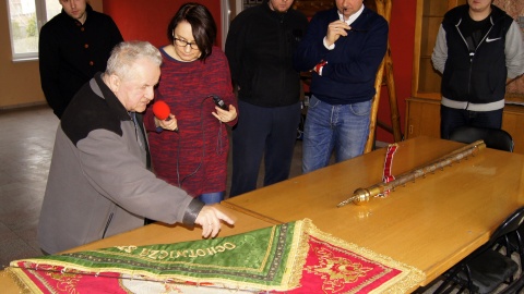 Druh senior Henryk Jaśkiewicz opowiada historię sztandaru jednostki. Fot. Henryk Żyłkowski