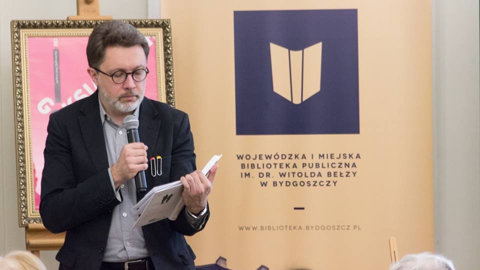 Michał Rusinek w trakcie spotkania z publicznością, w ramach Dyskusyjnych Klubów Książki w Wojewódzkiej i Miejskiej Bibliotece Publicznej w Bydgoszczy. Fot. Marcin Karnowski