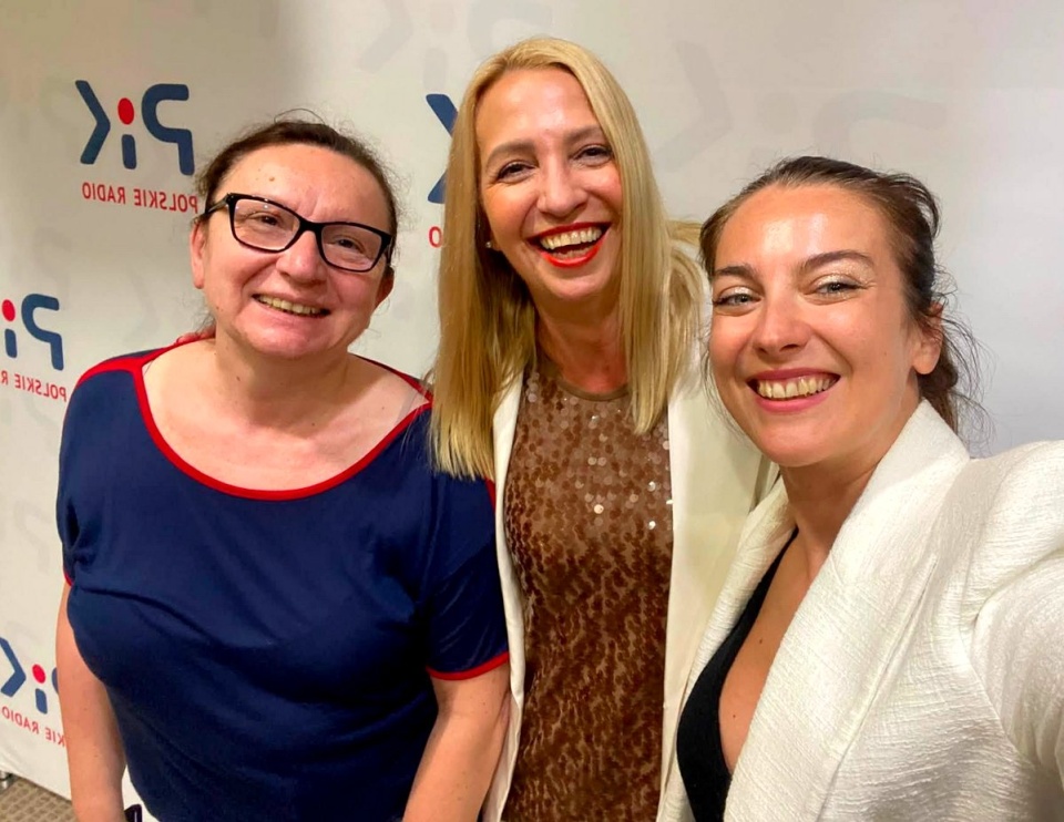 Ewa Dąbska-Wieczorkowska (L) goszcząca w „PiK-owej Kawiarence” Joannę Franczak (C) i Martę Leszczyńską (P). Fot. Marta Leszczyńska