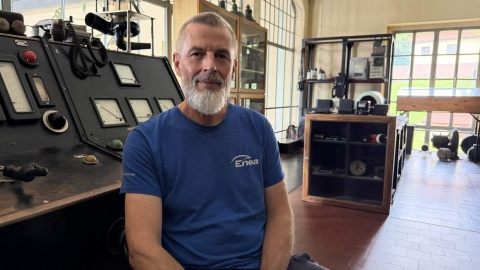 Marcin Naparty w części muzealnej elektrowni w Żurze/fot. Tomasz Kaźmierski