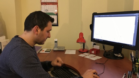 Adam Doman przy pracy w Wojewódzkiej i Miejskiej Bibliotece w Bydgoszcz. Fot. Tomasz Kaźmierski