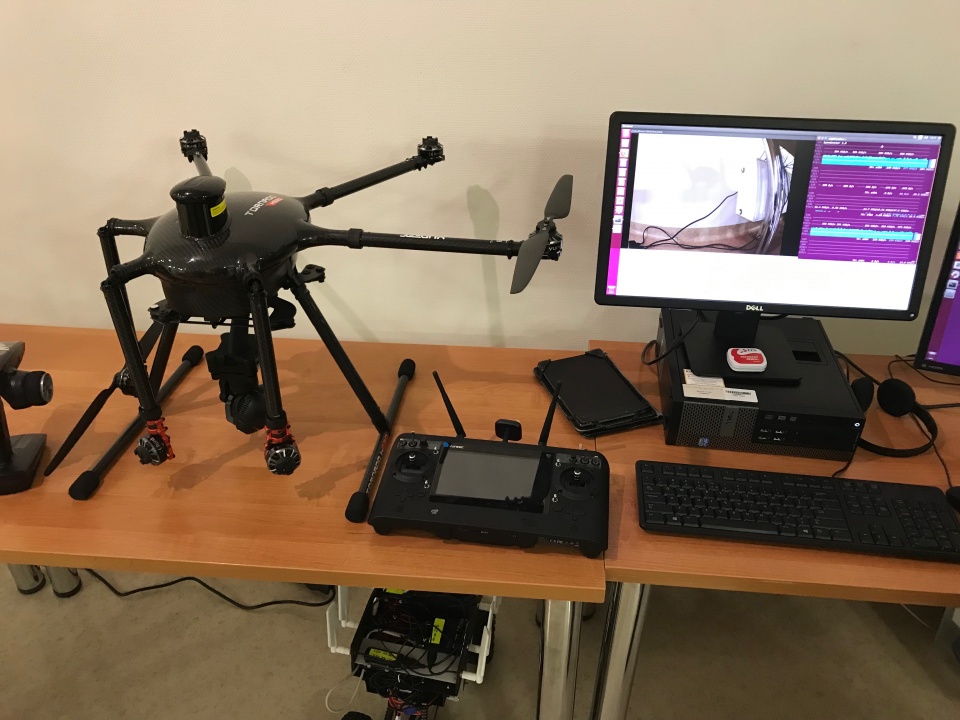 Samoadaptujący się system transmisji strumieni multimedialnych w sieciach komórkowych, z obsługą transmisji wielościeżkowej, przeznaczony dla systemów bezzałogowych statków powietrznych (BSP) o przedłużonym zasięgu lotu. Fot. Tomasz Kaźmierski