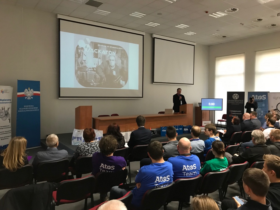 Podsumowanie hackathonu w bibliotece UKW w Bydgoszczy. Fot. Tomasz Kaźmierski