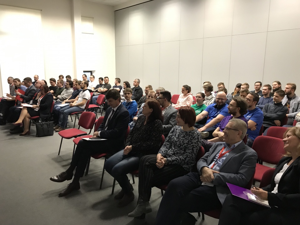 Prezentacje pomysłów oglądali wszyscy uczestnicy maratonu programowania. Fot. Tomasz Kaźmierski