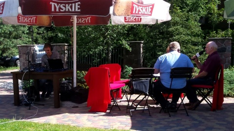 W przepięknym Wymysłowie słuchaliśmy ciekawych historii, które pozostawił Sat-Okh - Długie Pióro, czyli Stanisław Supłatowicz. Fot. Sławomir Nowak