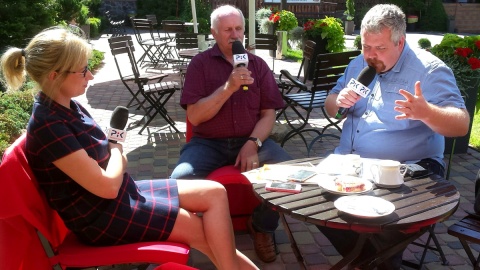 W przepięknym Wymysłowie słuchaliśmy ciekawych historii, które pozostawił Sat-Okh - Długie Pióro, czyli Stanisław Supłatowicz. Fot. Sławomir Nowak