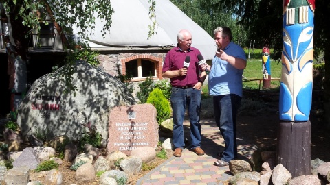 W przepięknym Wymysłowie słuchaliśmy ciekawych historii, które pozostawił Sat-Okh - Długie Pióro, czyli Stanisław Supłatowicz. Fot. Sławomir Nowak