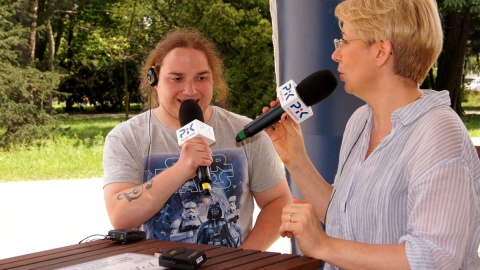 W studiu plenerowym Polskiego Radia PiK zasiadł jeden z uczestników Impresji Artystycznych 2016, Kamil Czeszel - laureat Grand Prix festiwalu w roku 2014. Fot. Henryk Żyłkowski