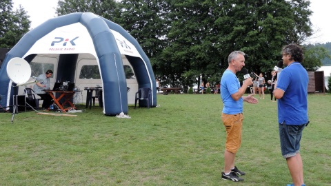 Studio plenerowe Polskiego Radia PiK zainstalowało się na plaży nad jeziorem Mukrz. Fot. Lech Przybyliński