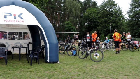 Studio plenerowe Polskiego Radia PiK zainstalowało się na plaży nad jeziorem Mukrz. Fot. Lech Przybyliński