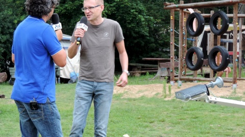 Studio plenerowe Polskiego Radia PiK zainstalowało się na plaży nad jeziorem Mukrz. Fot. Lech Przybyliński