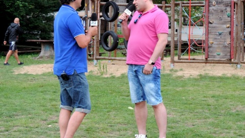 Studio plenerowe Polskiego Radia PiK zainstalowało się na plaży nad jeziorem Mukrz. Fot. Lech Przybyliński