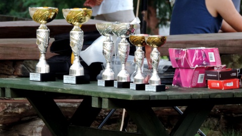 Studio plenerowe Polskiego Radia PiK zainstalowało się na plaży nad jeziorem Mukrz. Fot. Lech Przybyliński