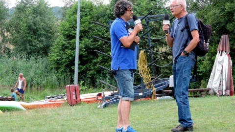 Studio plenerowe Polskiego Radia PiK zainstalowało się na plaży nad jeziorem Mukrz. Fot. Lech Przybyliński