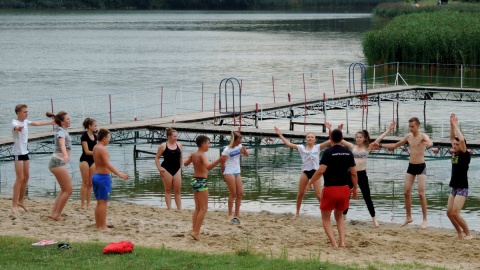 Studio plenerowe Polskiego Radia PiK zainstalowało się na plaży nad jeziorem Mukrz. Fot. Lech Przybyliński