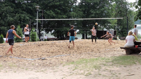 Studio plenerowe Polskiego Radia PiK zainstalowało się na plaży nad jeziorem Mukrz. Fot. Lech Przybyliński