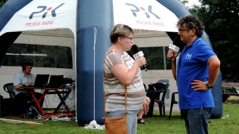 Studio plenerowe Polskiego Radia PiK zainstalowało się na plaży nad jeziorem Mukrz. Fot. Lech Przybyliński