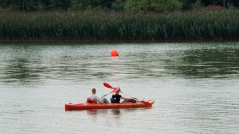 Studio plenerowe Polskiego Radia PiK zainstalowało się na plaży nad jeziorem Mukrz. Fot. Lech Przybyliński