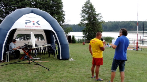 Studio plenerowe Polskiego Radia PiK zainstalowało się na plaży nad jeziorem Mukrz. Fot. Lech Przybyliński
