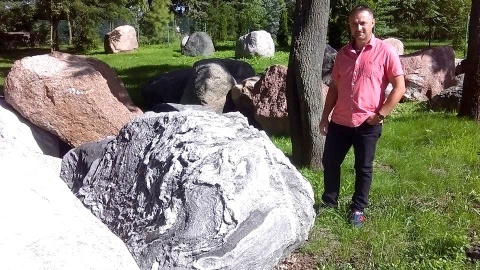 Głazy narzutowe i inne pamiątki, które tysiące lat temu trafiły do Polski za sprawą lodowca, od zapomnienia stara się ocalić Tomasz Curyło. Fot. Michał Słobodzian